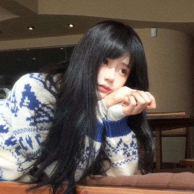 戴金色面具的男子